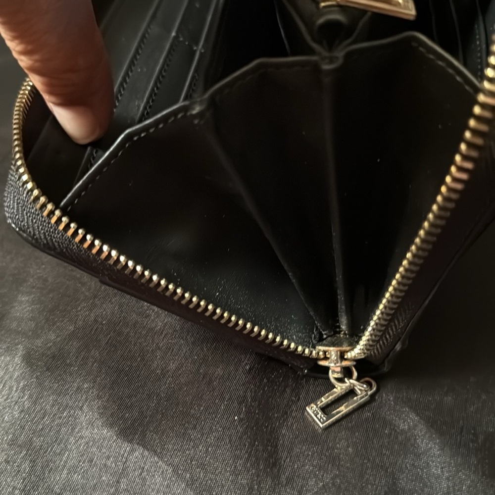GUESS Wallet - Black preowned - Picture 7 of 17